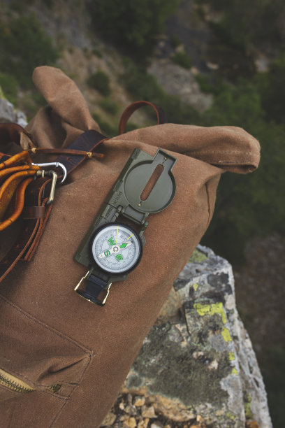 指南针和背包图片下载