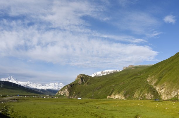 白雪皑皑的壮丽山脉和绵延的草原图片下载