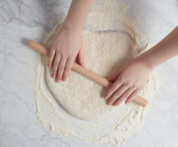 一个女人在揉面图片下载