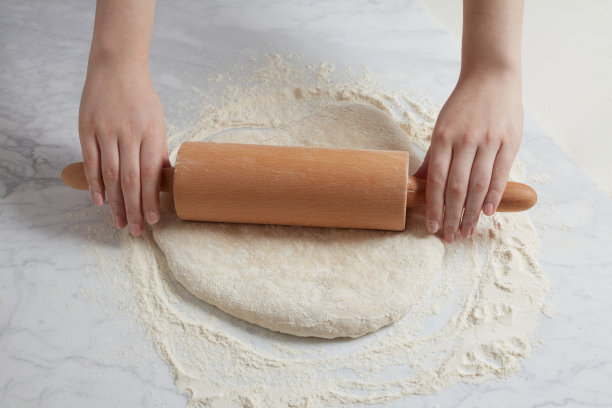 一个女人在揉面图片下载