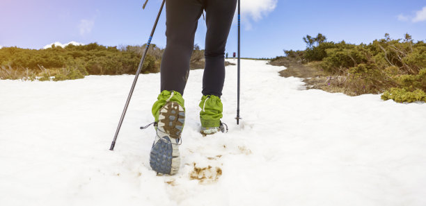 小女孩在从事越野跑。图片下载