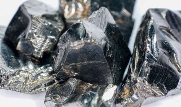 Shungit是一种黑色的岩石，主要由碳组成，在高质量和工作室质量的照片。图片下载