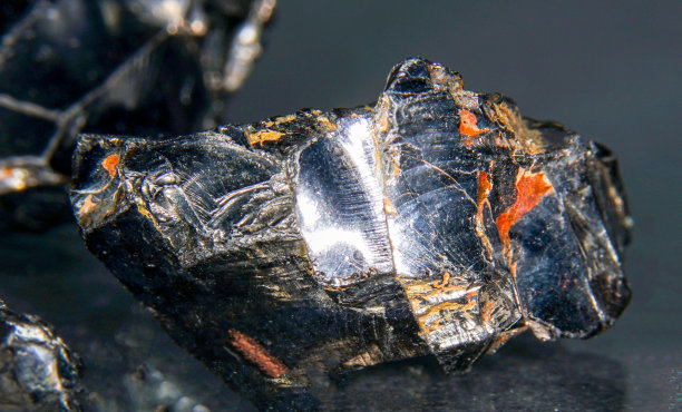 Shungit是一种黑色的岩石，主要由碳组成，在高质量和工作室质量的照片。图片下载