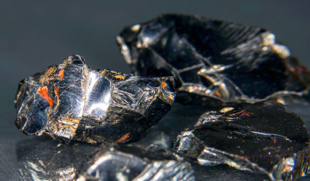 Shungit是一种黑色的岩石，主要由碳组成，在高质量和工作室质量的照片。图片下载