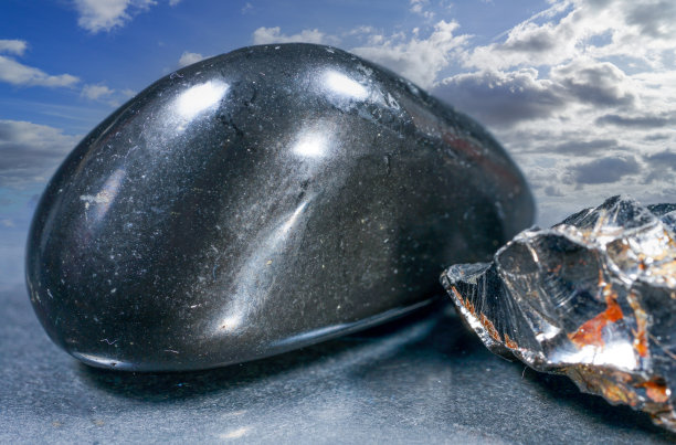 Shungit是一种黑色的岩石，主要由碳组成，在高质量和工作室质量的照片。图片下载