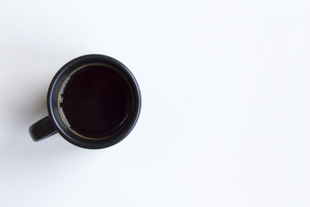 白色背景下的黑咖啡，从上面看。图片下载