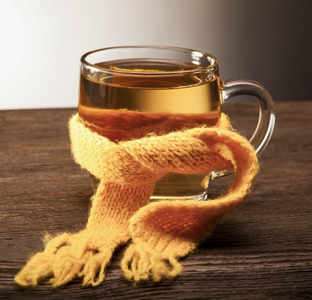 木质背景上的围巾茶杯，养生概念图片下载