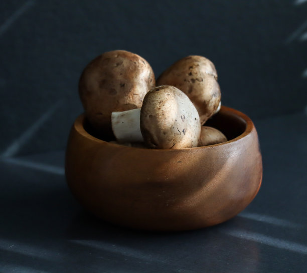 一碗棕色的蘑菇，在自然光的照射下图片下载