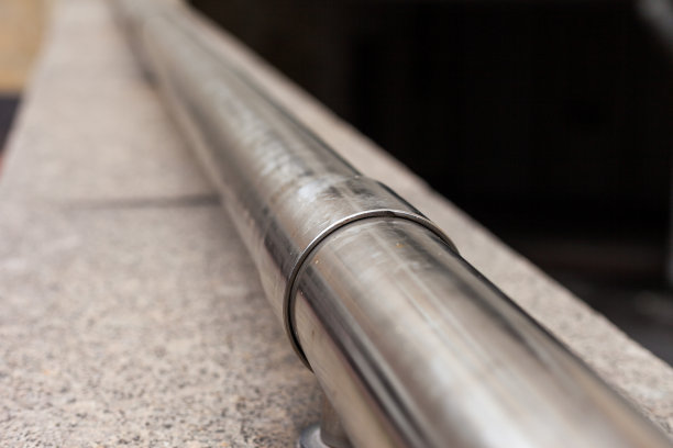 闪闪发光的金属管。城市里的技术管道。灰色铝产品图片下载