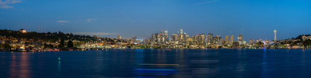 大全景的西雅图市中心天际线从联合湖与晴朗的天空图片下载