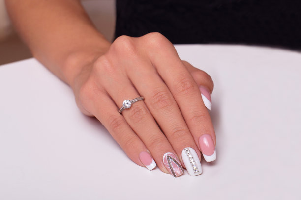 女性手与婚礼美甲指甲图片下载