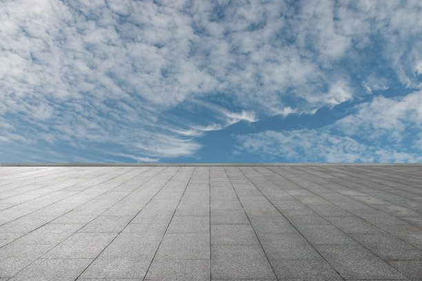 石头铺路后的晴朗天空图片下载