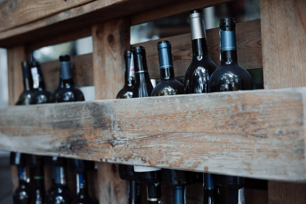 酒庄酒窖里木制架子上的老式起泡酒瓶图片下载