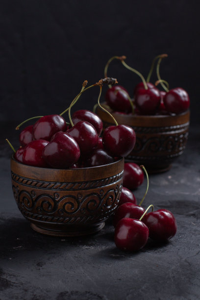 黑色背景的有机多汁樱桃。特写照片，低调图片下载
