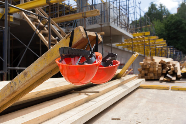 工地上的施工头盔。用于头部保护的施工头盔。工作服。头盔图片下载