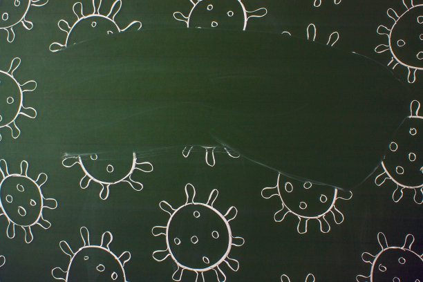 用白色粉笔在绿色黑板上画出了冠状病毒分子图片下载