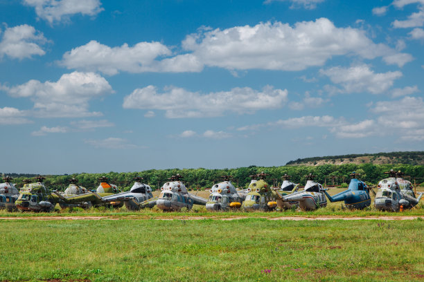废弃的旧直升机，损坏的不工作的直升机，旧直升机的墓地图片下载