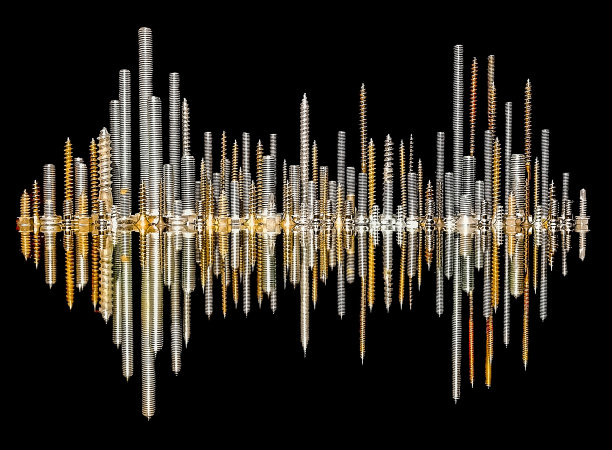 在黑色的背景上建造了一个由不同颜色的螺丝和螺栓组成的城市。概念图片下载