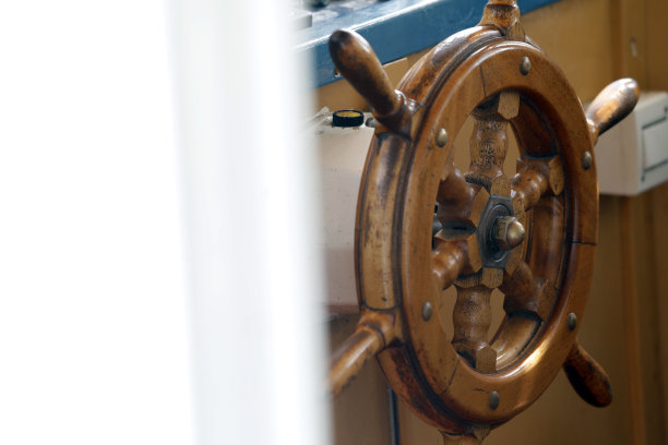 旧木船方向盘，背景与复制空间。图片下载
