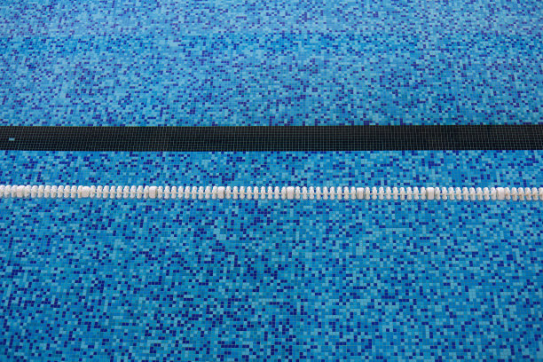 摘要背景有选择地聚焦于运动池，池水清澈碧蓝。图片下载