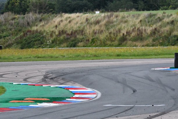 赛道显示橡胶防滑痕迹图片下载