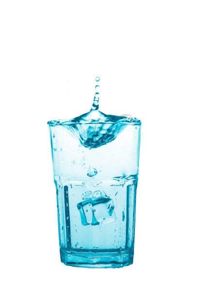 在白色背景的衬托下，将一块冰块放入蓝色的水中，产生飞溅效果和漩涡效果，这是一幅艺术图像。图片下载