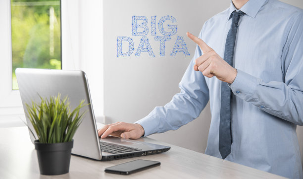 黑色背景下身穿西装的商人手持“大数据”字样。存储网络在线服务器概念。社交网络或商业分析表示图片下载