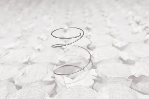 口袋独立的弹簧缝在白色跨键床垫基地与一个金属弹簧伸出图片下载