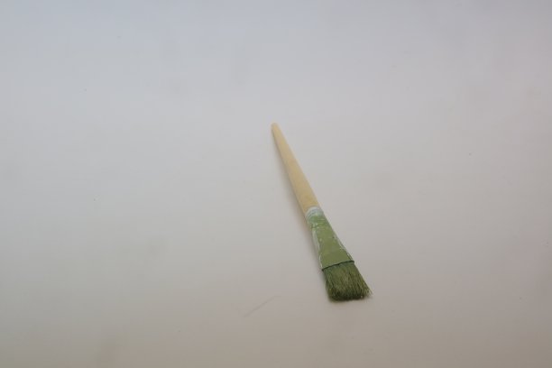 用于在白色孤立的背景照片上绘画的肮脏的旧刷子图片下载