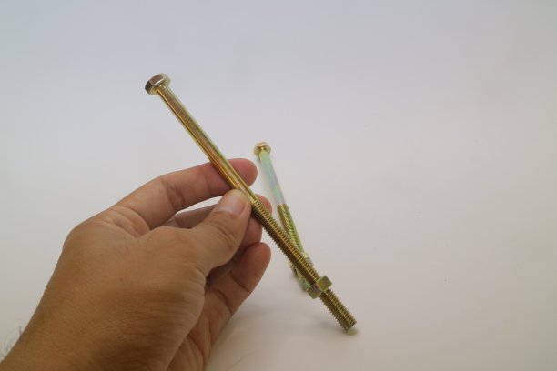 不锈钢螺母和长螺栓上白色孤立的背景照片图片下载