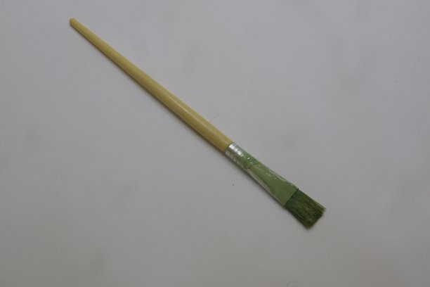 用于在白色孤立的背景照片上绘画的肮脏的旧刷子图片下载