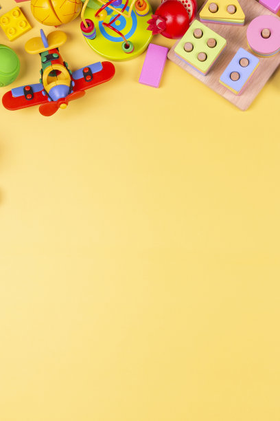 婴儿儿童玩具框架。黄色背景上的儿童教育用木制塑料和毛绒玩具。俯视图，平躺图片下载