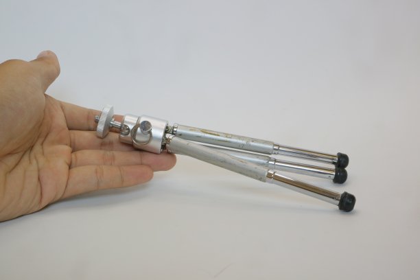 白色或灰色或迷你三脚架相机或智能手机照片图片下载