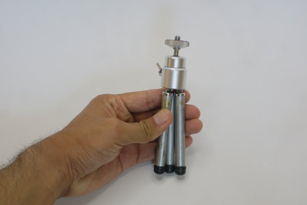 白色或灰色或迷你三脚架相机或智能手机照片图片下载