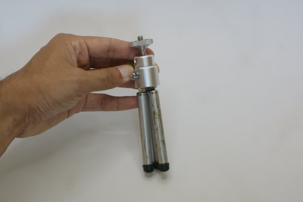 白色或灰色或迷你三脚架相机或智能手机照片图片下载