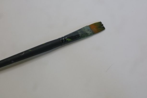 用于在白色孤立的背景照片上绘画的肮脏的旧刷子图片下载