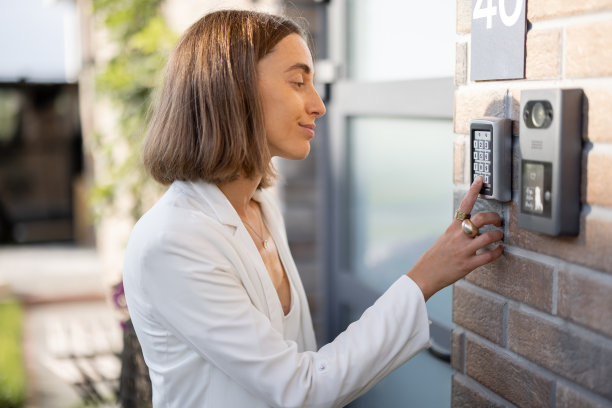 在键盘上输入密码开门的女人图片下载