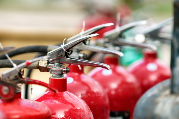 红色灭火器库存。为安全起见，请在使用前拉紧锁销。图片下载