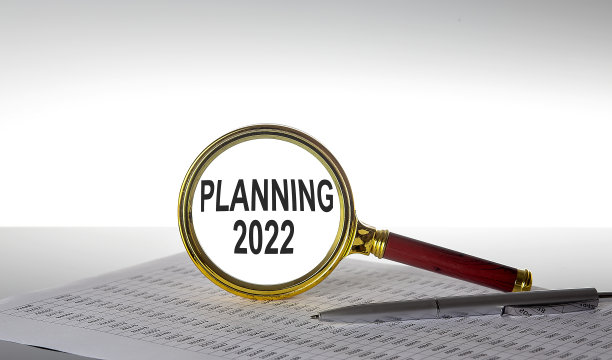 用图表和笔在放大镜上刻写规划2022图片下载