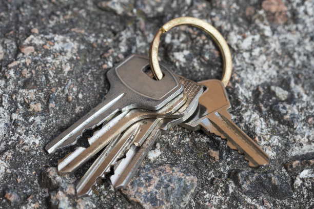 掉在石头上的钥匙。不回家。图片下载