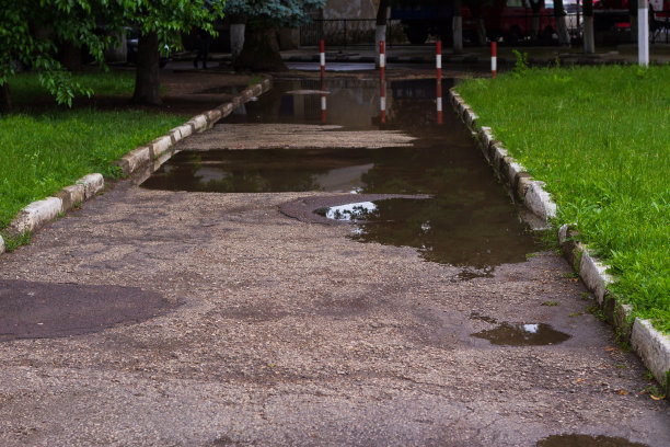 城市环境中难以通过的又大又深的水坑图片下载