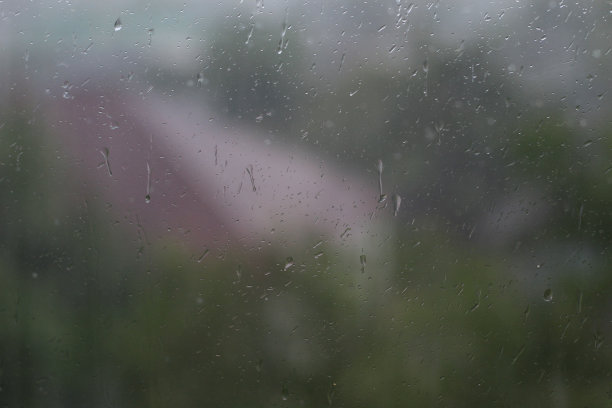 在大雨期间有雾的窗户的模糊图像。图片下载