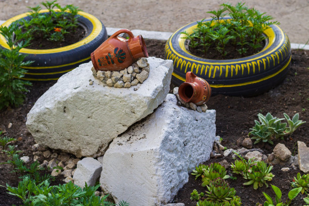 退休人员的共同爱好是用垃圾做花坛。图片下载