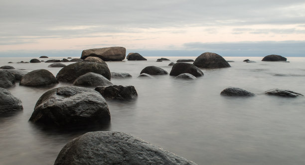 海边有大石头，长时间曝光照片图片下载