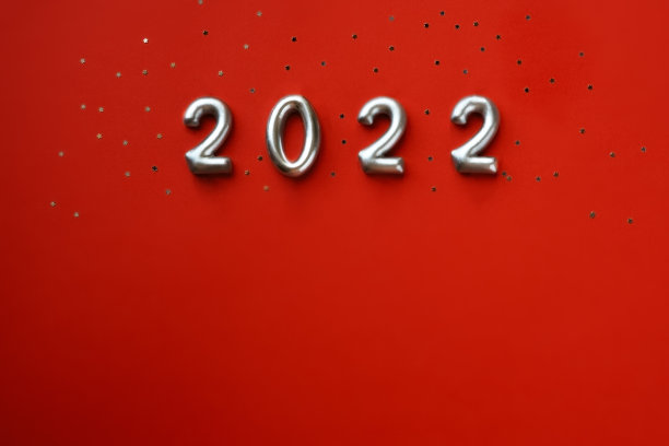 银色数字2022年新年，红色背景闪闪发光，复制空间图片下载