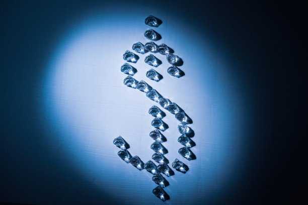 由石头制成的美元符号。切口的形状像钻石。强烈的对比光和渐晕效果图片下载