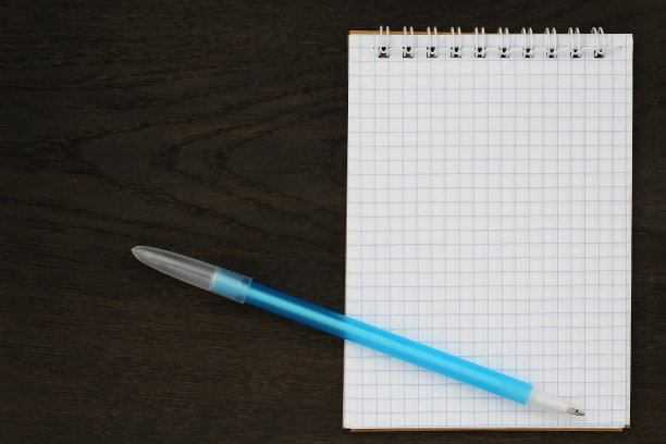 打开空白的笔记本和笔。带有复制空间的模型图片下载