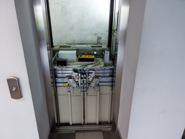 电梯在维修。开式升降机升降机损坏。停用钢电梯。厅图片下载