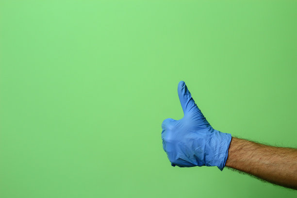 戴上医用手套表示拇指向上的手势图片下载