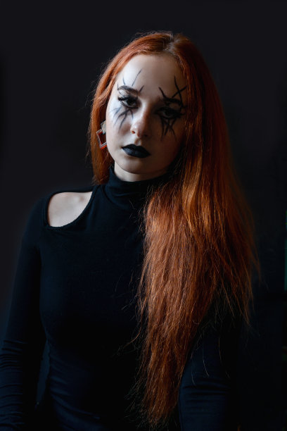 万圣节长头发化妆的女巫。图片下载